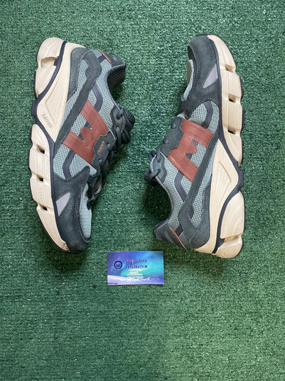 Karhu super fulcrum sage/sierra size 10.5men/12women