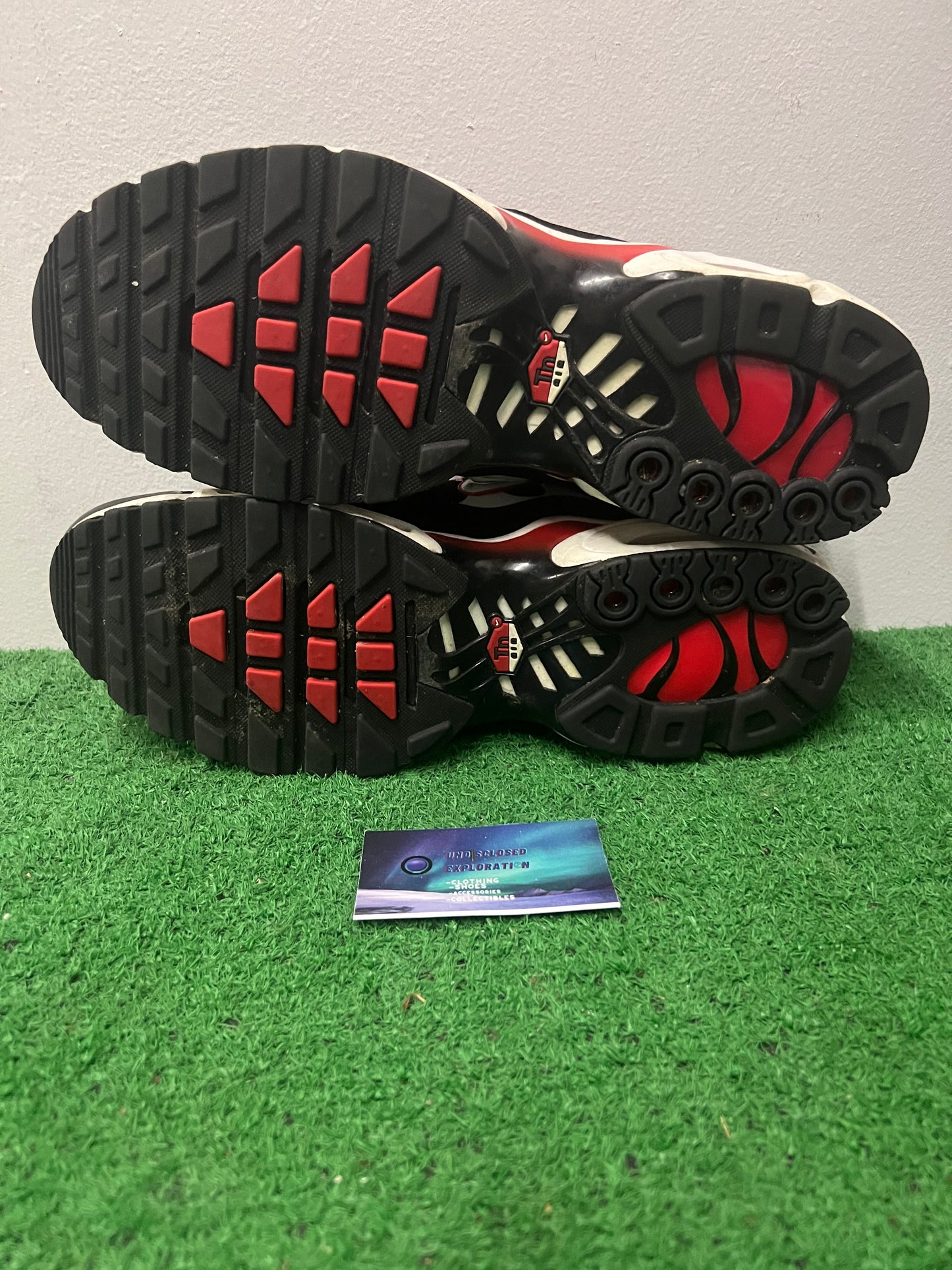 Nike air max plus black white university red size 11men/12.5women