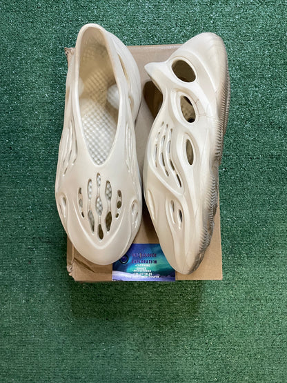 Yeezy foam runner sand size 10men/11.5women