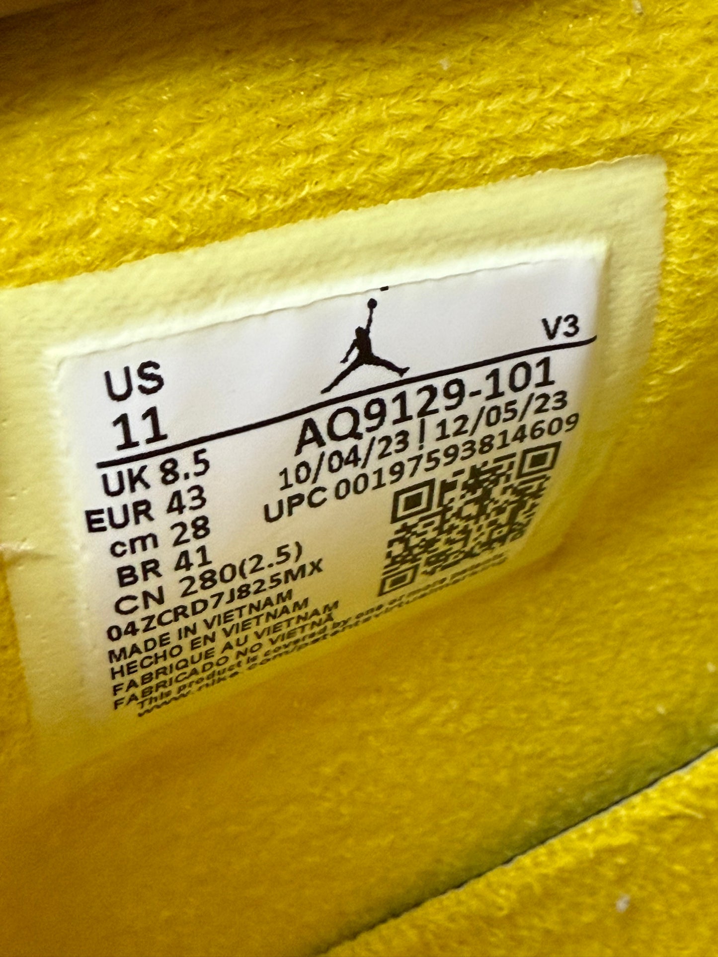 Jordan 4 Sulfur 9.5 Men/11 Women “Preowned”