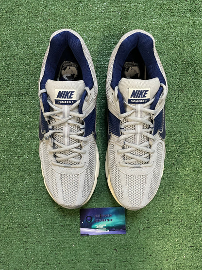 Nike Vomero 5 yankee size 11men/12.5women