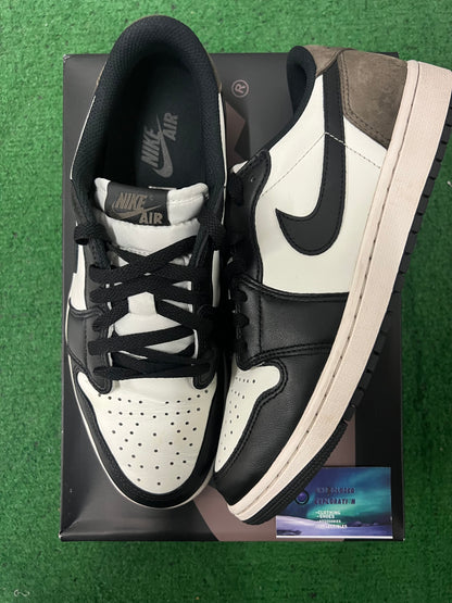 Jordan 1 low mocha size 10men/11.5women