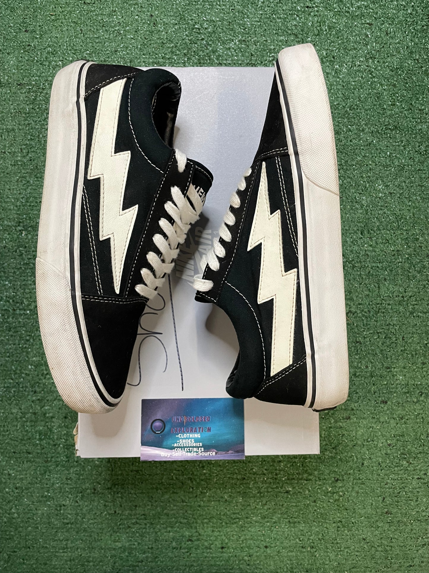 Revenge Storm black & white size 8men/9.5women