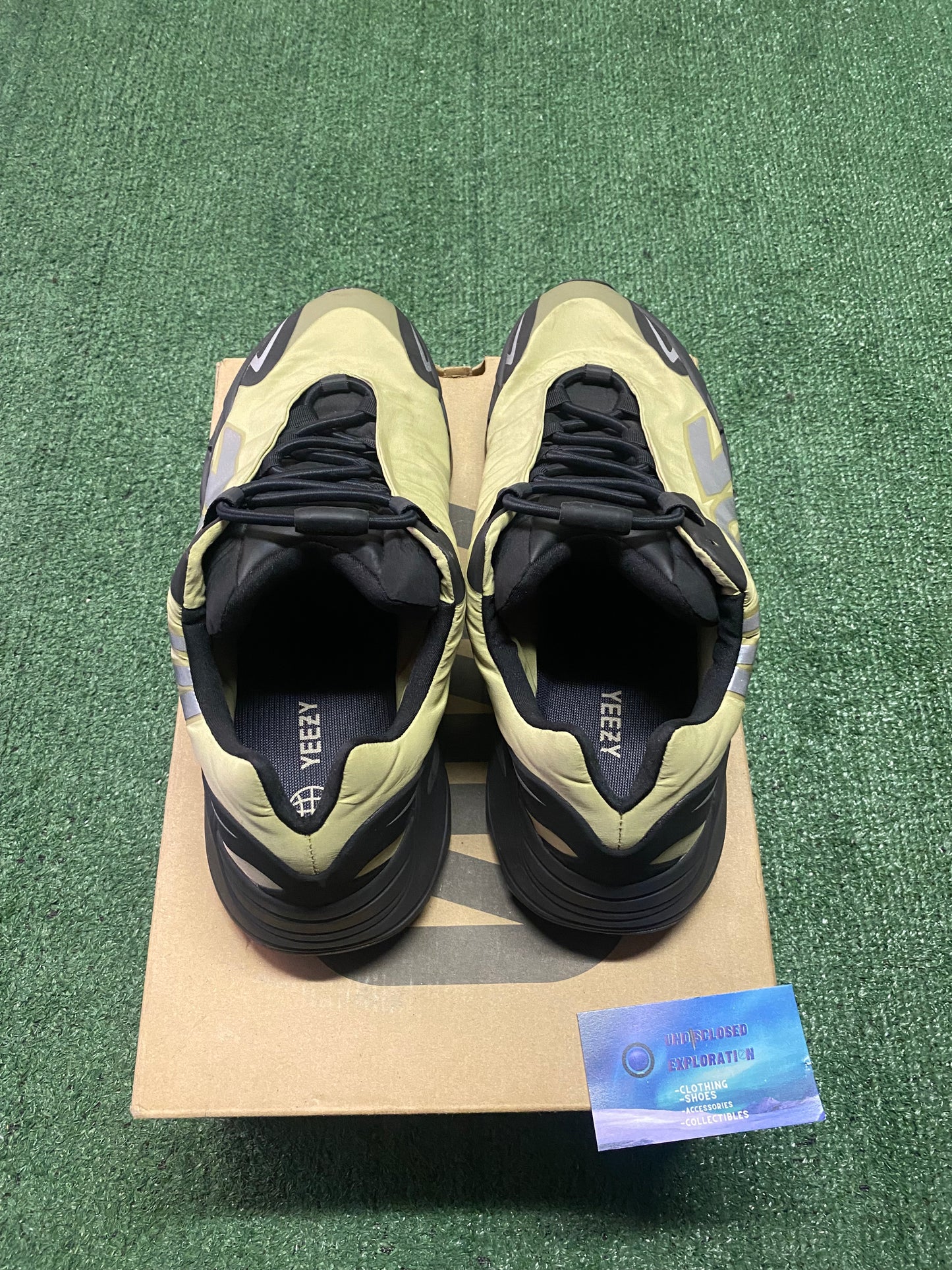 Yeezy 700 MNVN “Resin” size 12men/13.5