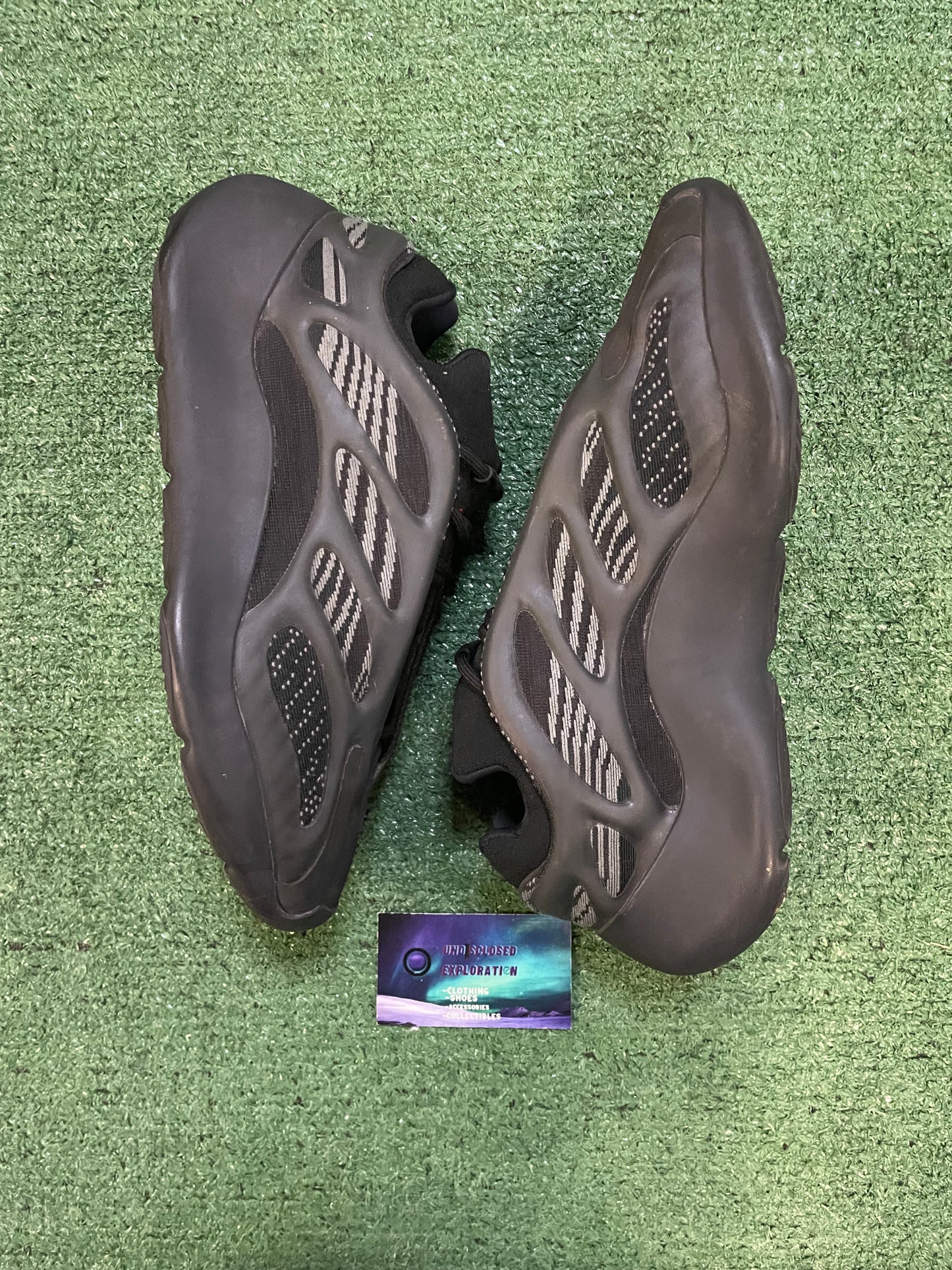 Yeezy 700v3 dark glow size 10.5men/12women