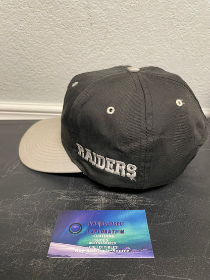 Vintage 1990s Raiders black and grey hat