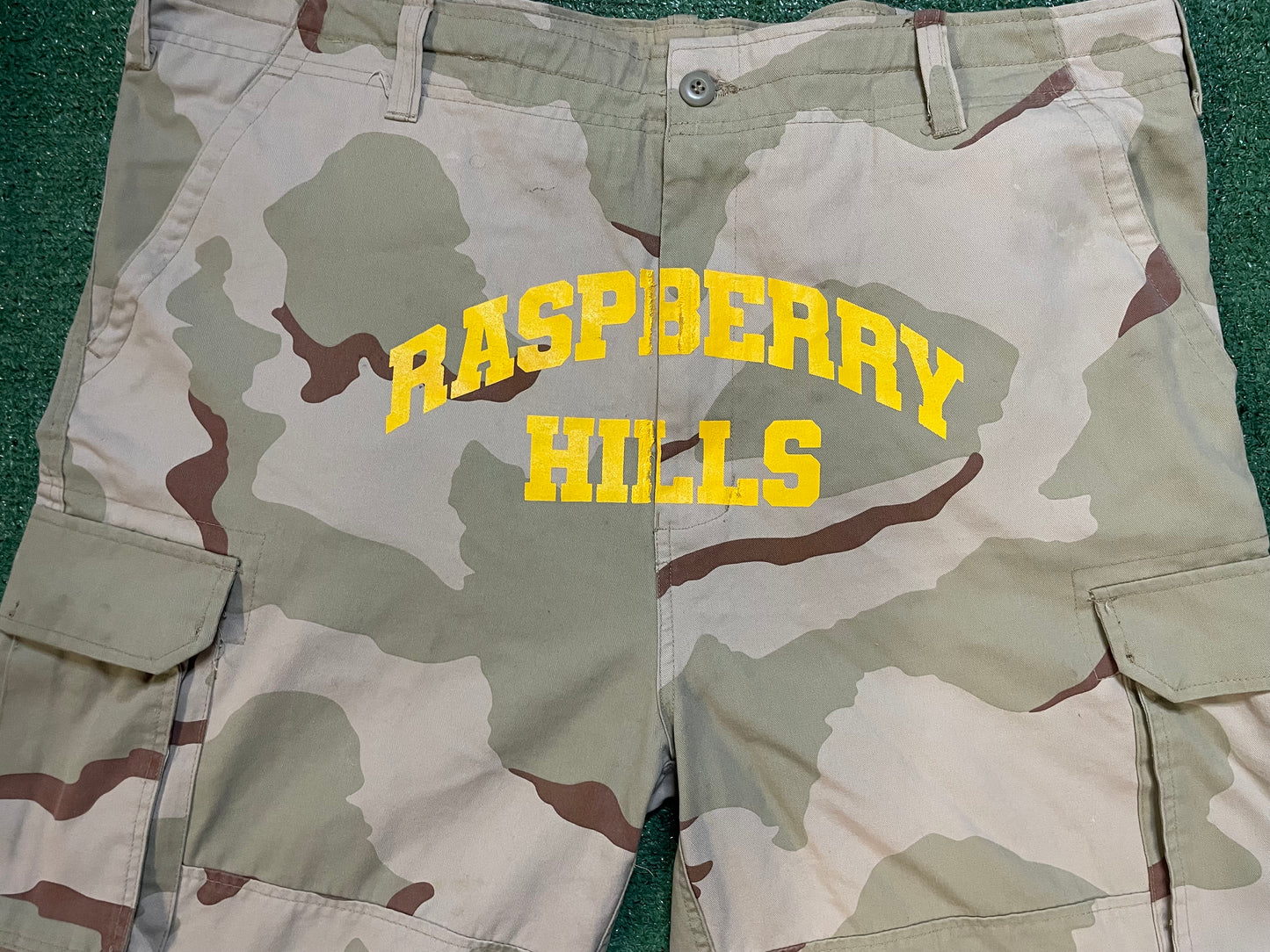 GV Gallery Raspberry Hills desert camo shorts