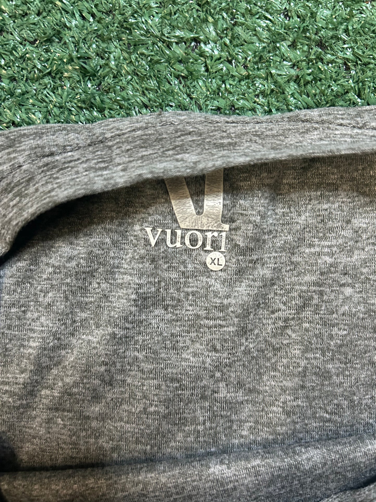 Vuori starto tech heather grey tee