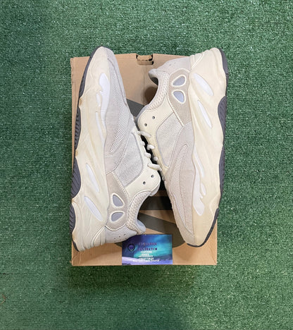 Yeezy Boost 700 analog size 11men/12.5women