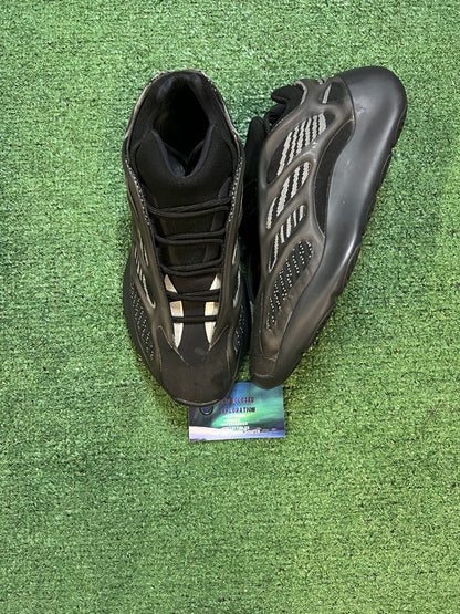 Yeezy 700 V3 Alvah size 9men/10.5women