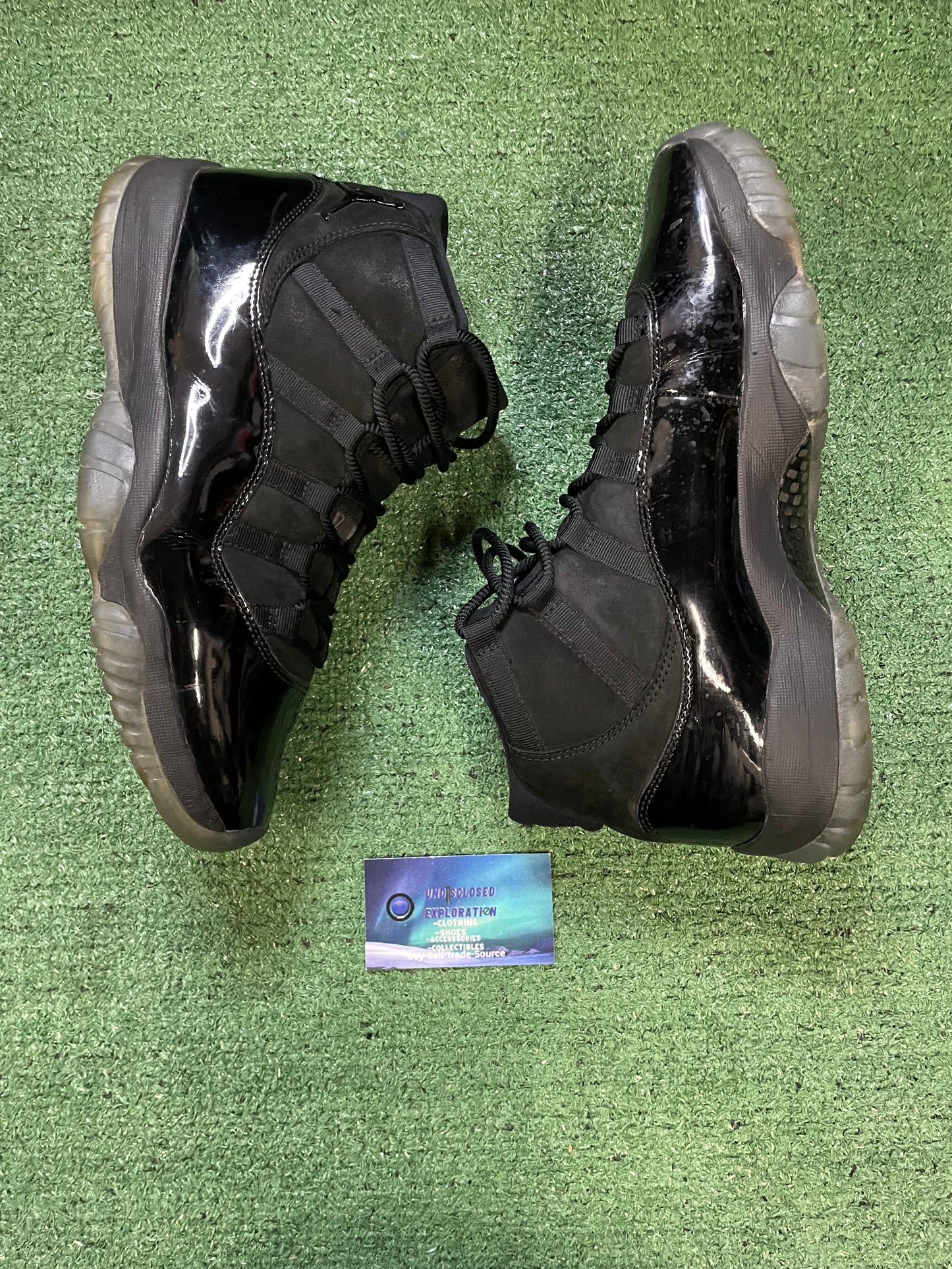 Jordan 11 cap and gown size 11men/12.5women