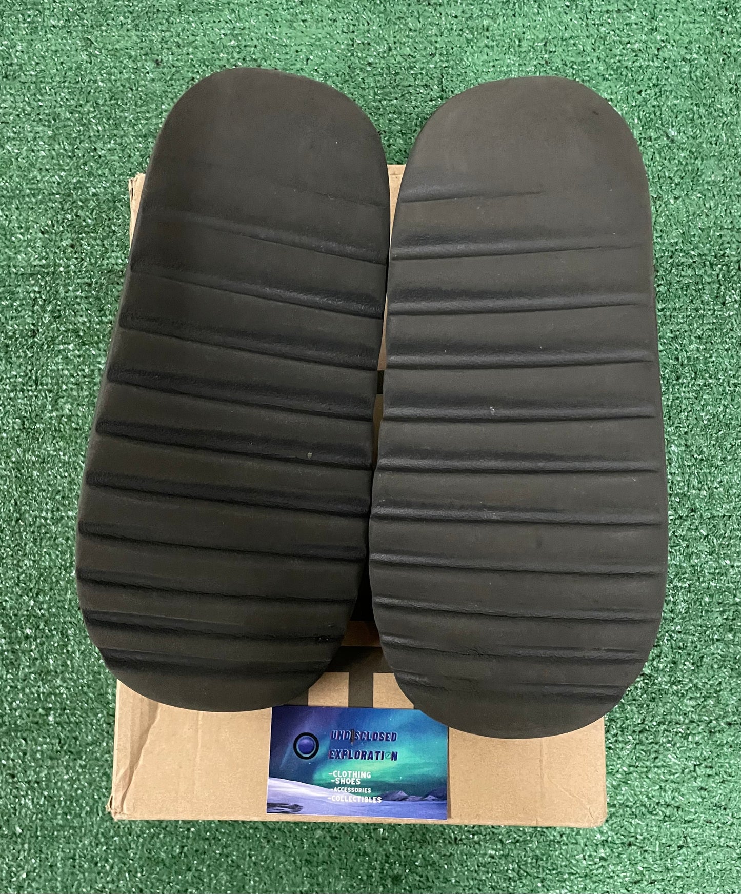 Yeezy slide onyx size 11men/12.5women