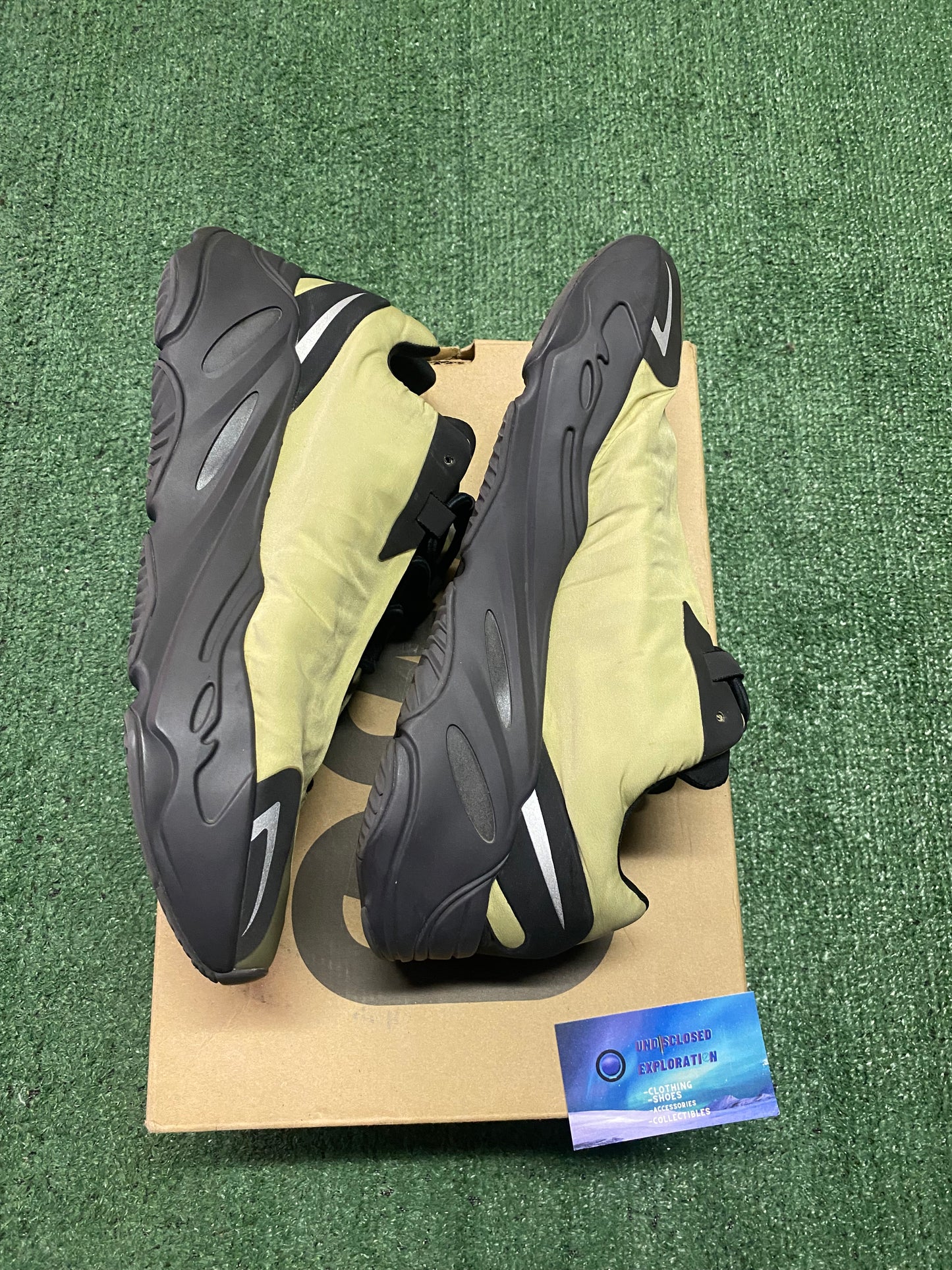 Yeezy 700 MNVN “Resin” size 12men/13.5