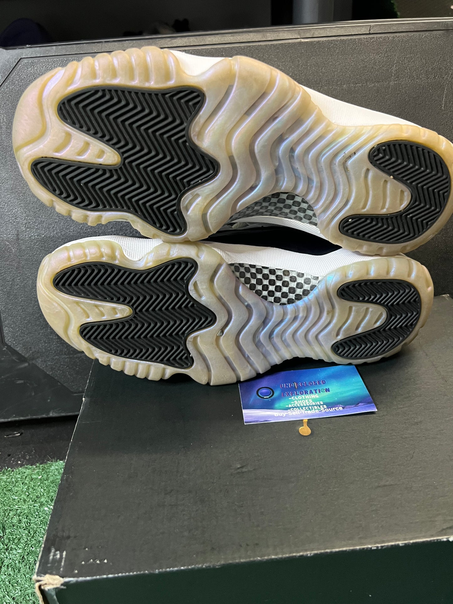 Jordan 11 low emerald size 8men/9.5women