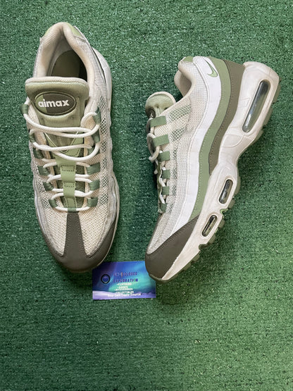 Nike air max 95 white oil green size 11men/12.5women