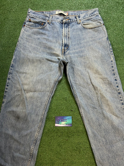 Levi 550 light wash jeans