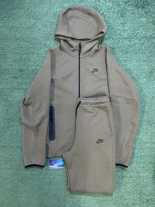 Nike Tech medium olive sweatsuit