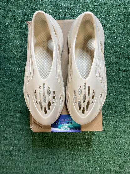 Yeezy foam runner sand size 10men/11.5women