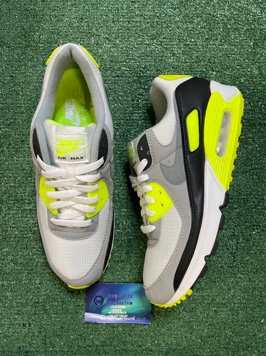 Nike Air Max 90 volt size 10men/11.5women