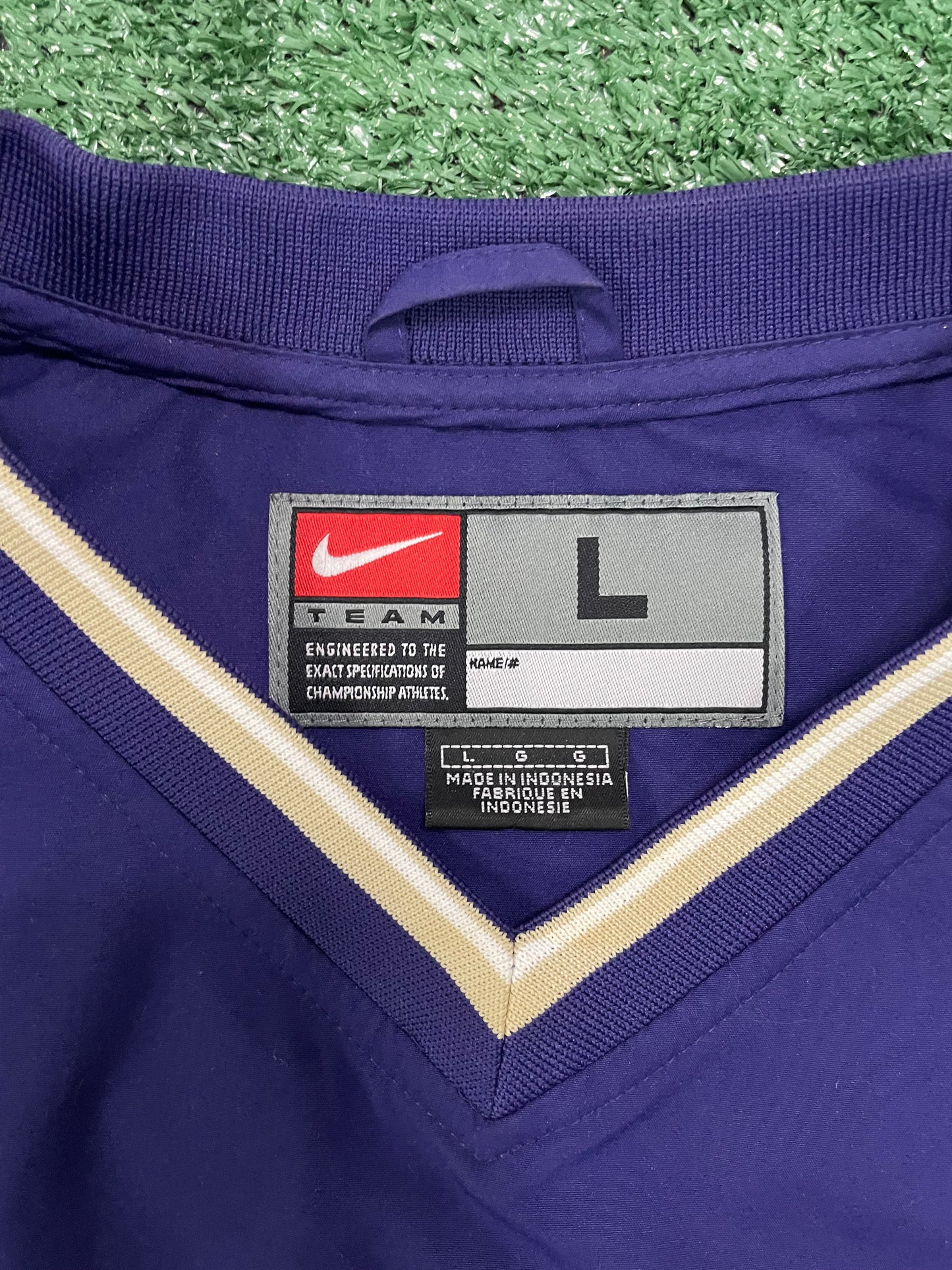 Vintage 1990s UW University of Washington Nike center swoosh crewneck