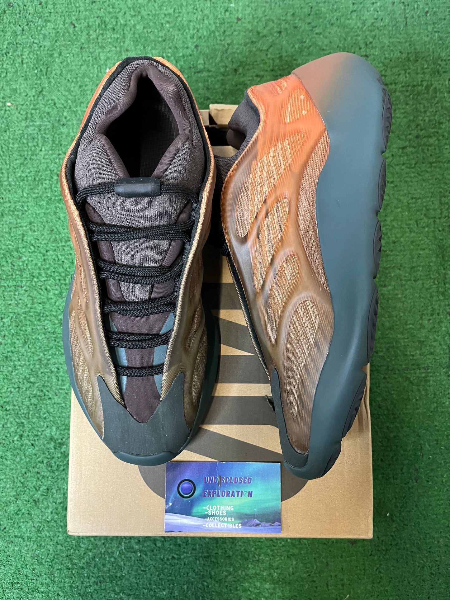 Yeezy 700 v3 copper fade size 9men/10.5women