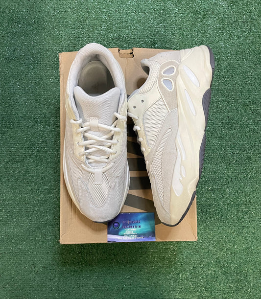 Yeezy Boost 700 analog size 11men/12.5women