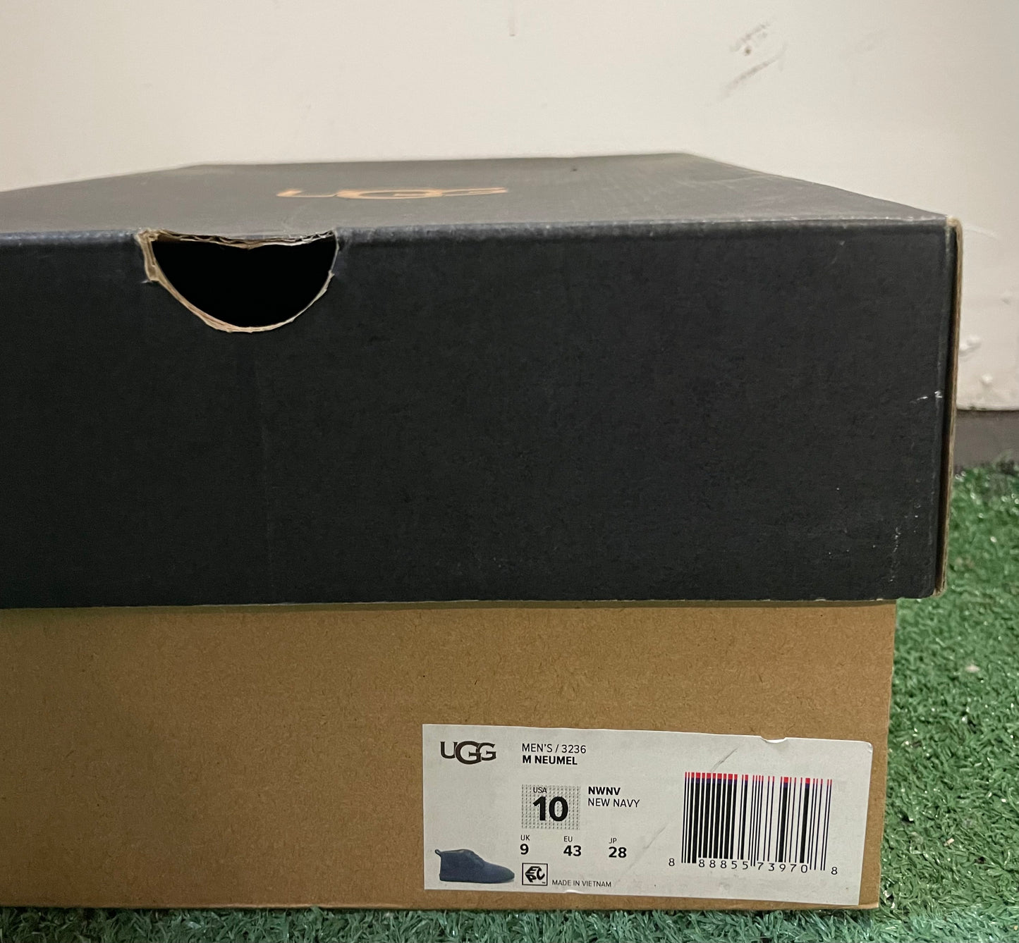 Ugg neumel navy boots Size 10men/11.5women