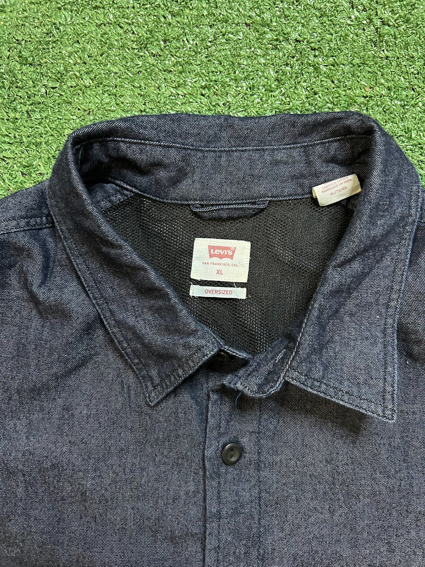 Levi’s navy button up