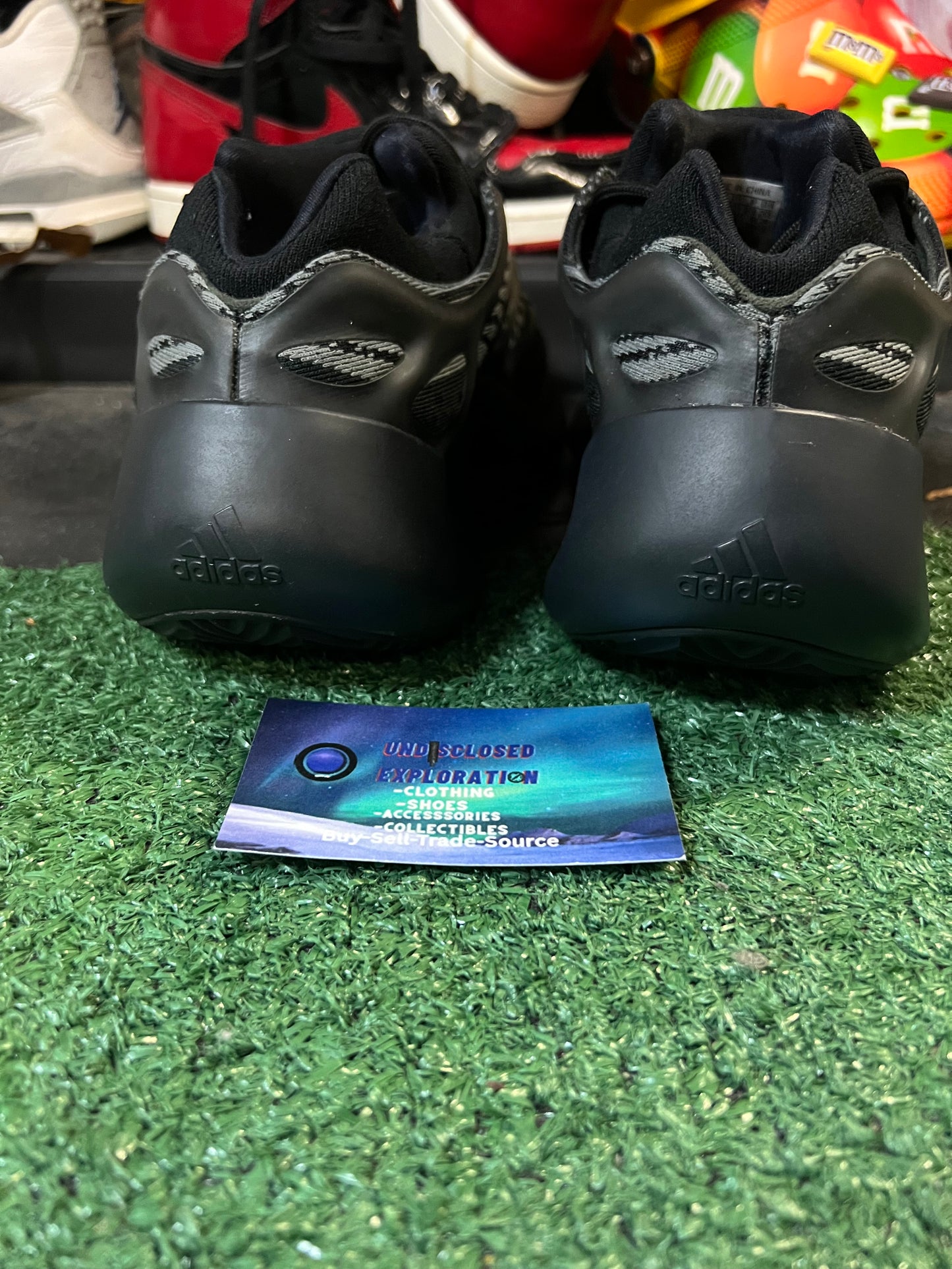 Yeezy 700 V3 Alvah size 9men/10.5women