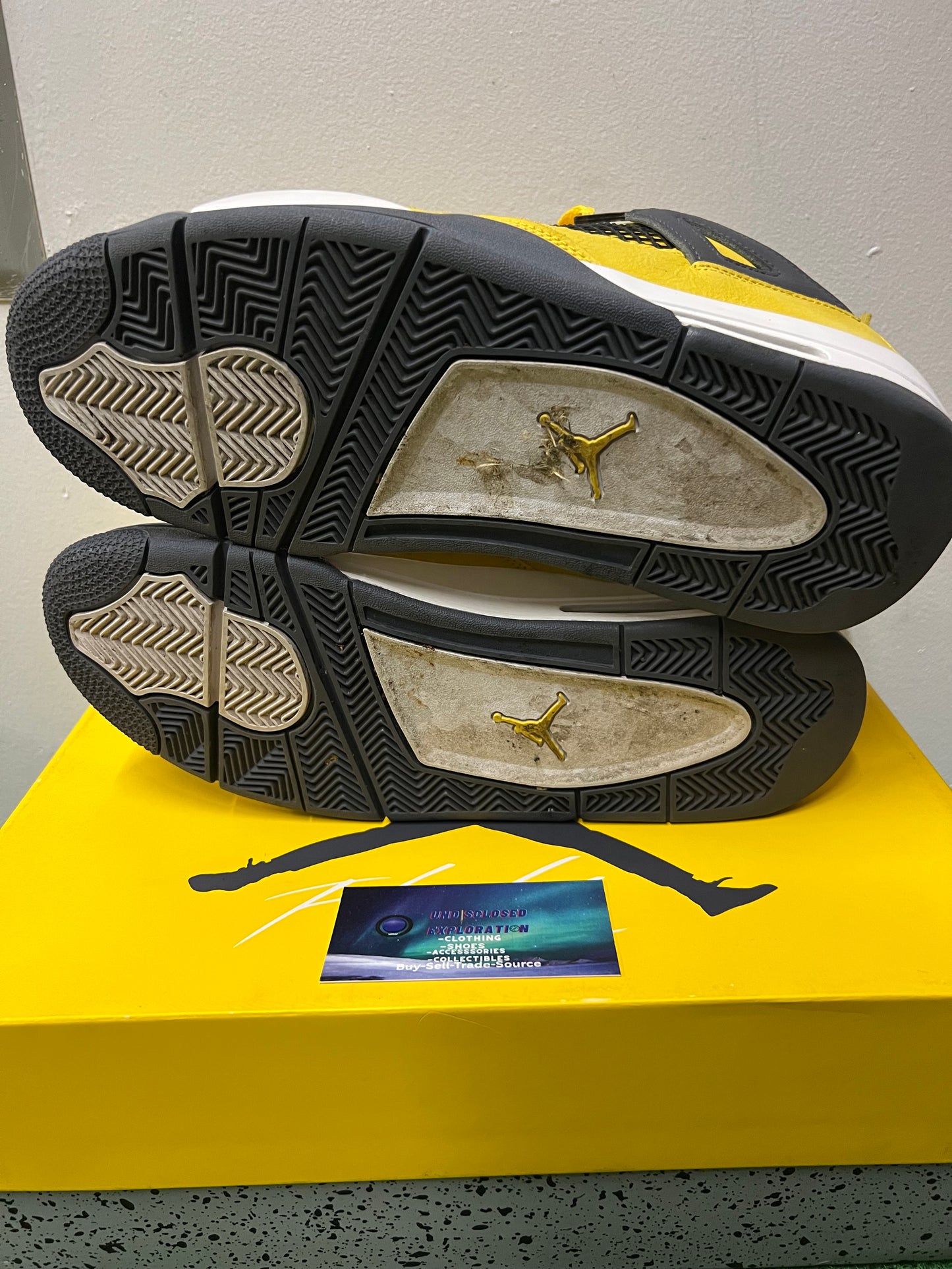 Jordan 4 lightning 2021 size 10.5men/12women