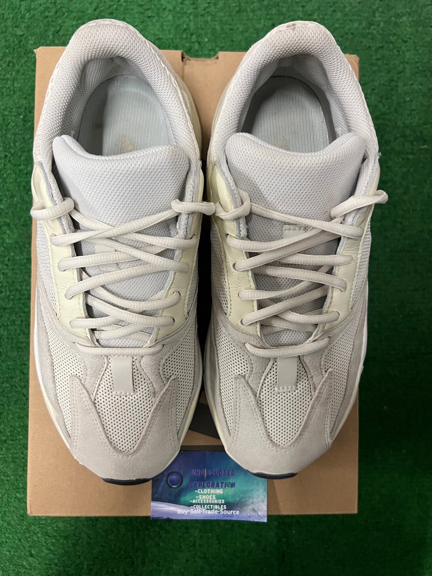 Yeezy analog 700 size 10.5men/12women