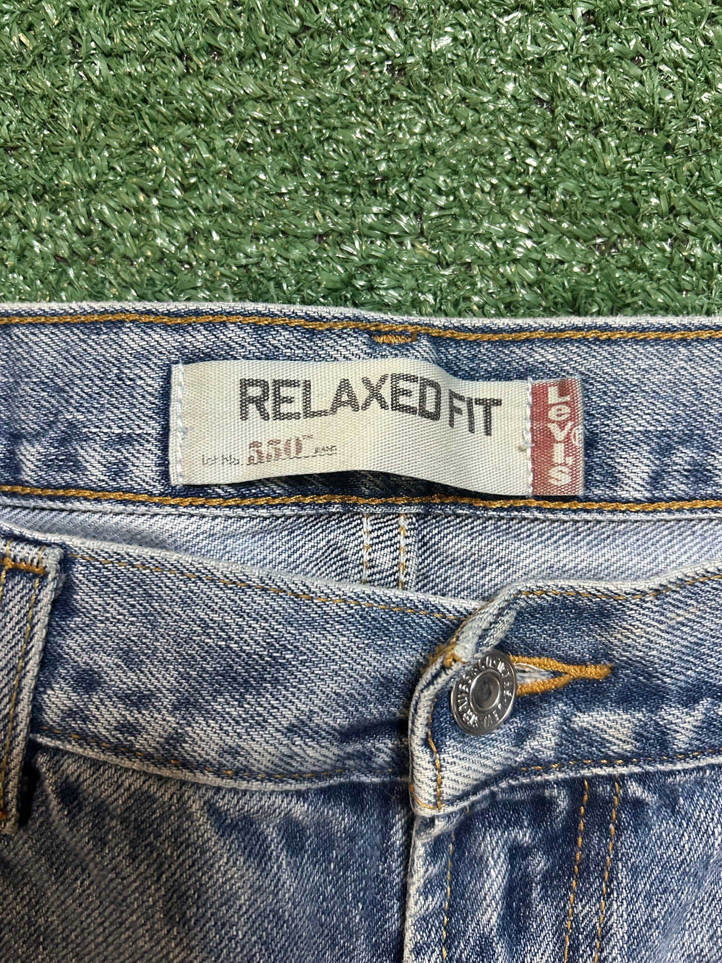 Levi 550 light wash jeans