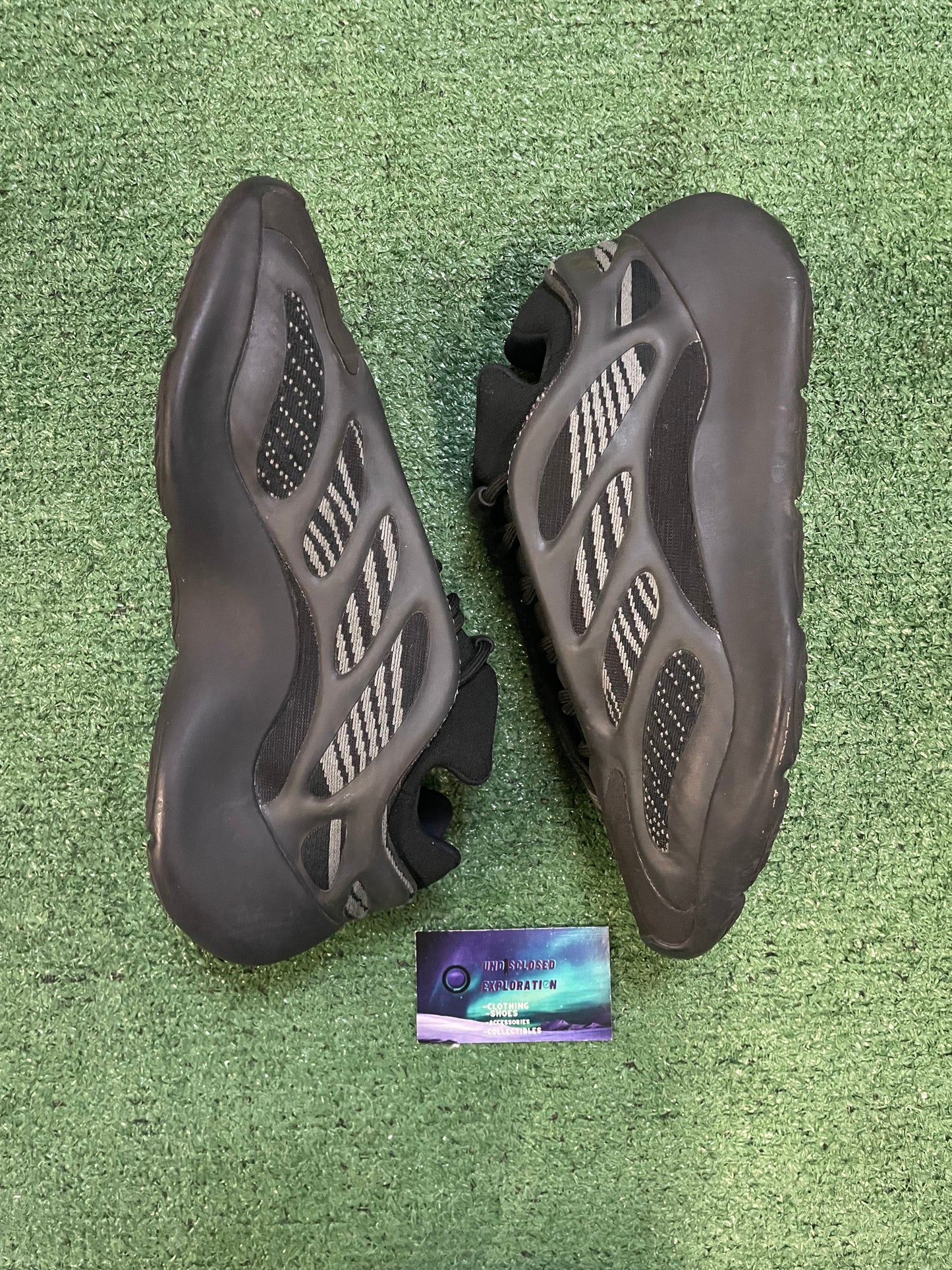 Yeezy 700v3 dark glow size 10.5men/12women