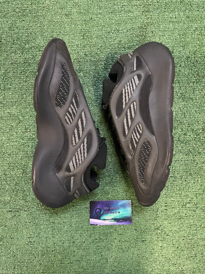 Yeezy 700v3 dark glow size 10.5men/12women