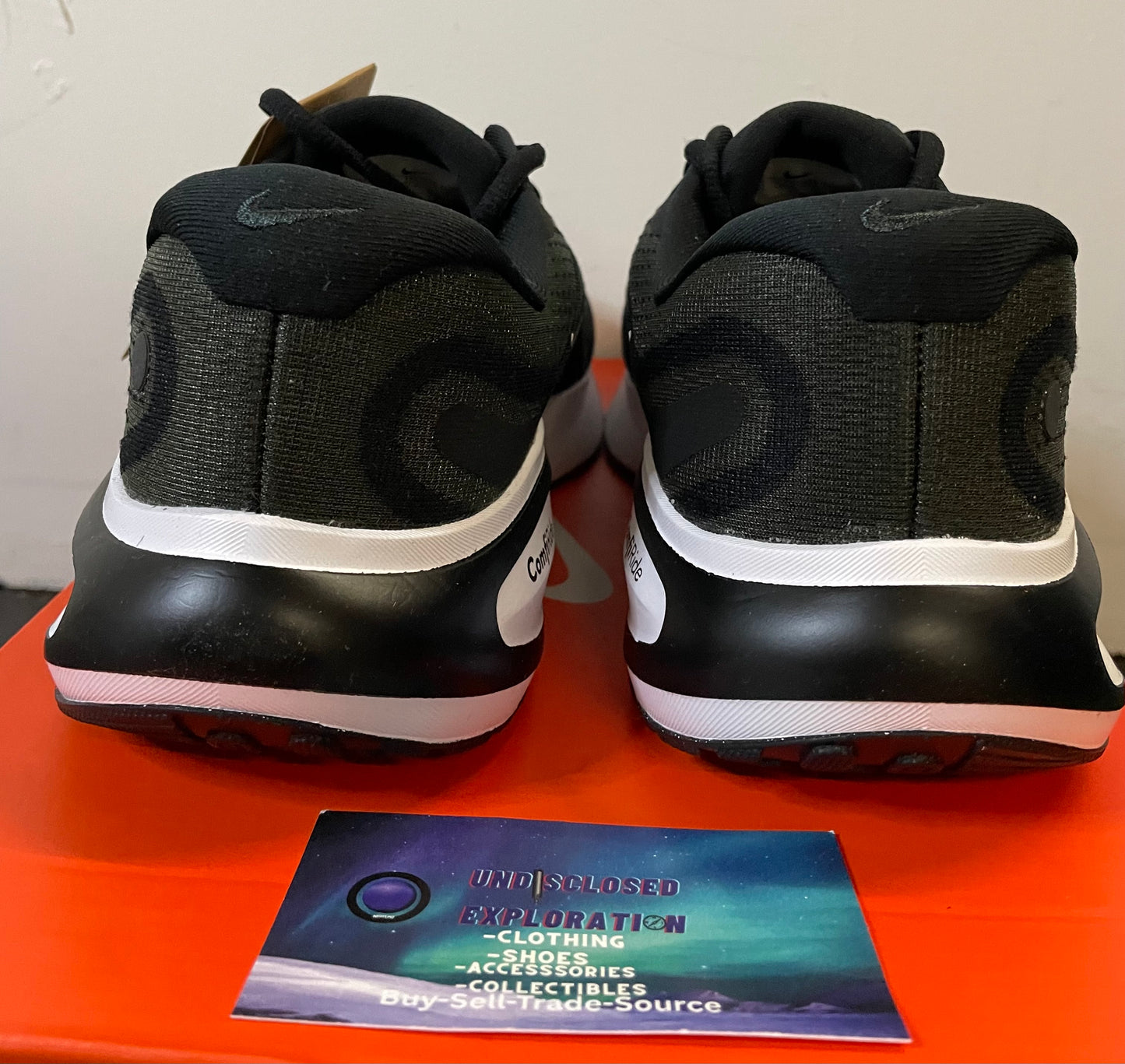 Nike Journey Run black and white