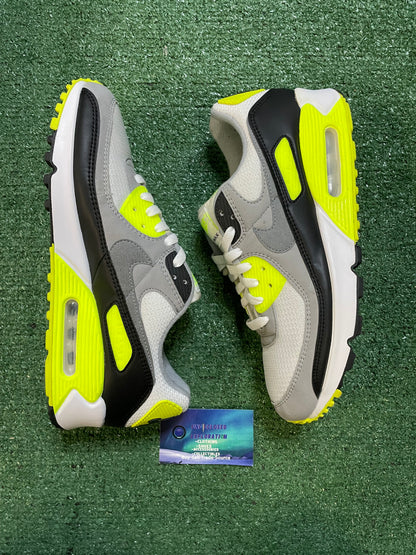 Nike Air Max 90 volt size 10men/11.5women