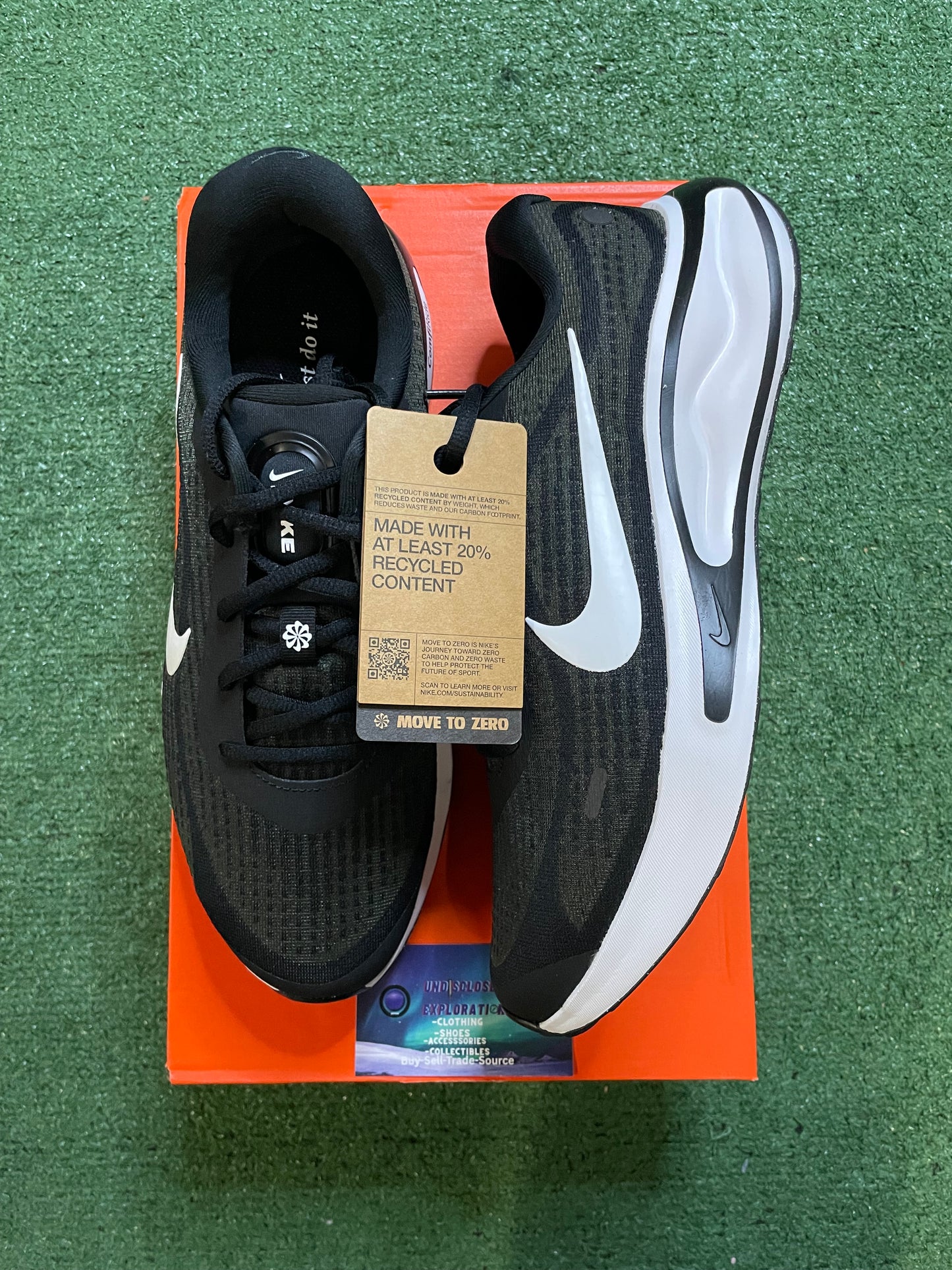 Nike Journey Run black and white