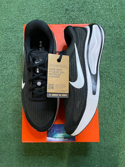 Nike Journey Run black and white