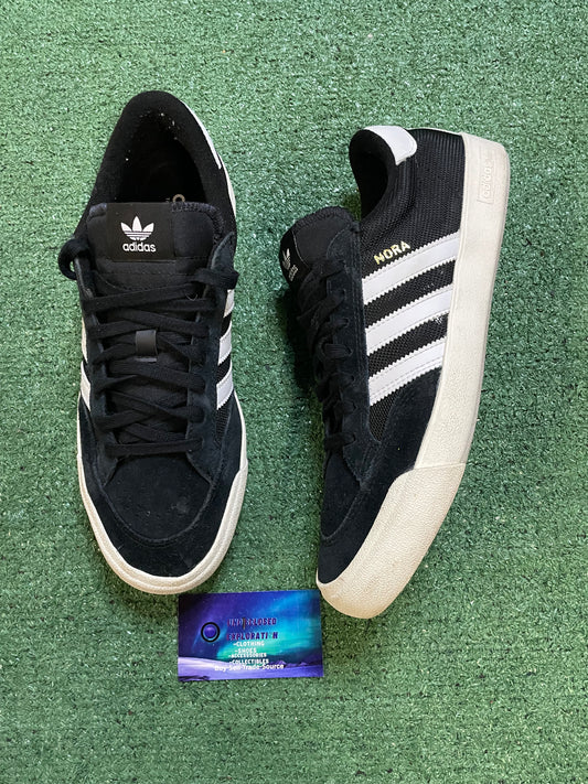 Adidas Nora black and white size 10men/11.5women
