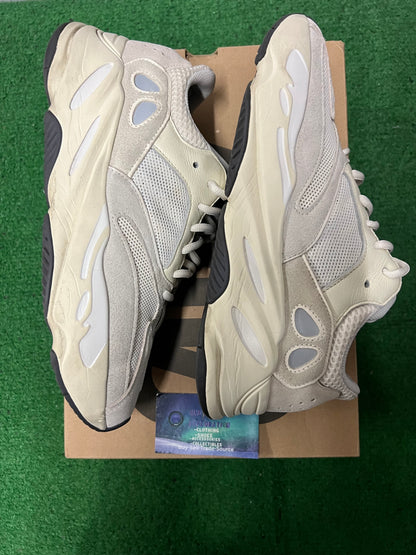 Yeezy analog 700 size 10.5men/12women