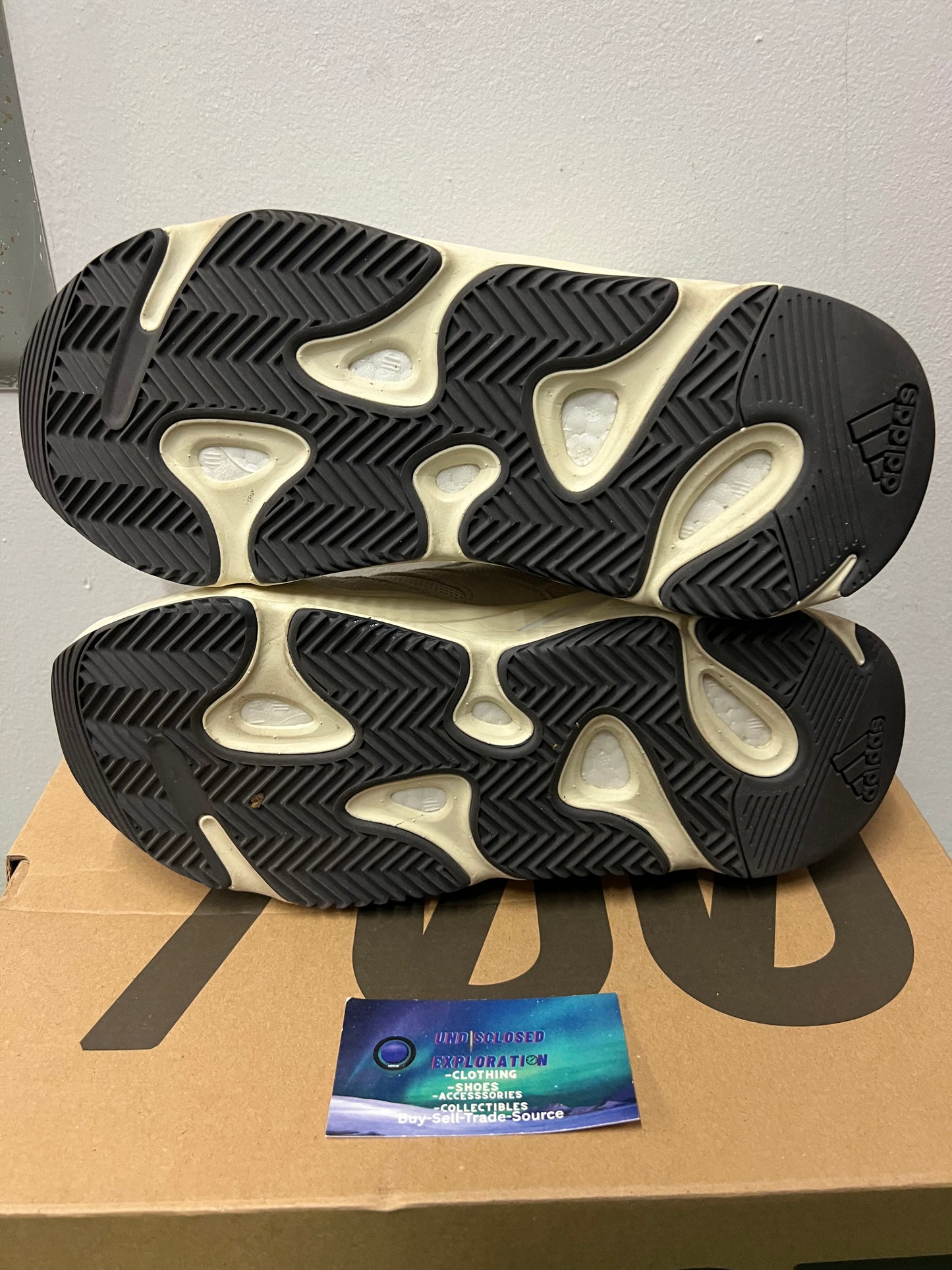 Yeezy analog 700 size 10.5men/12women