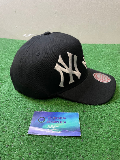 New York Yankees black and white Mitchell & Ness hat