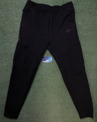 Nike tech fleece black sweatsuit