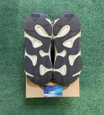 Yeezy Boost 700 analog size 11men/12.5women