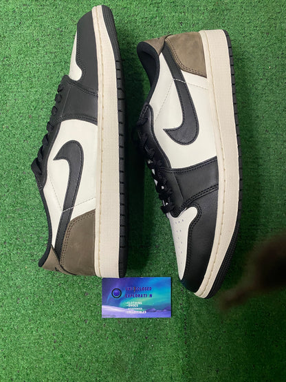 Jordan 1 low mocha size 12men/13.5women