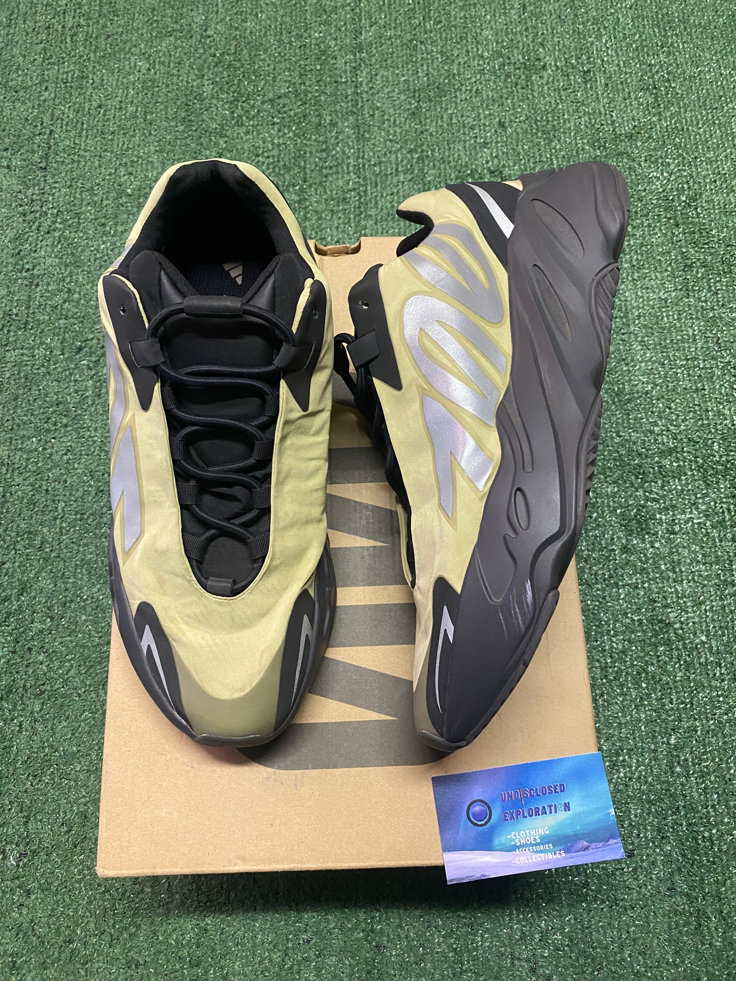 Yeezy 700 MNVN “Resin” size 12men/13.5