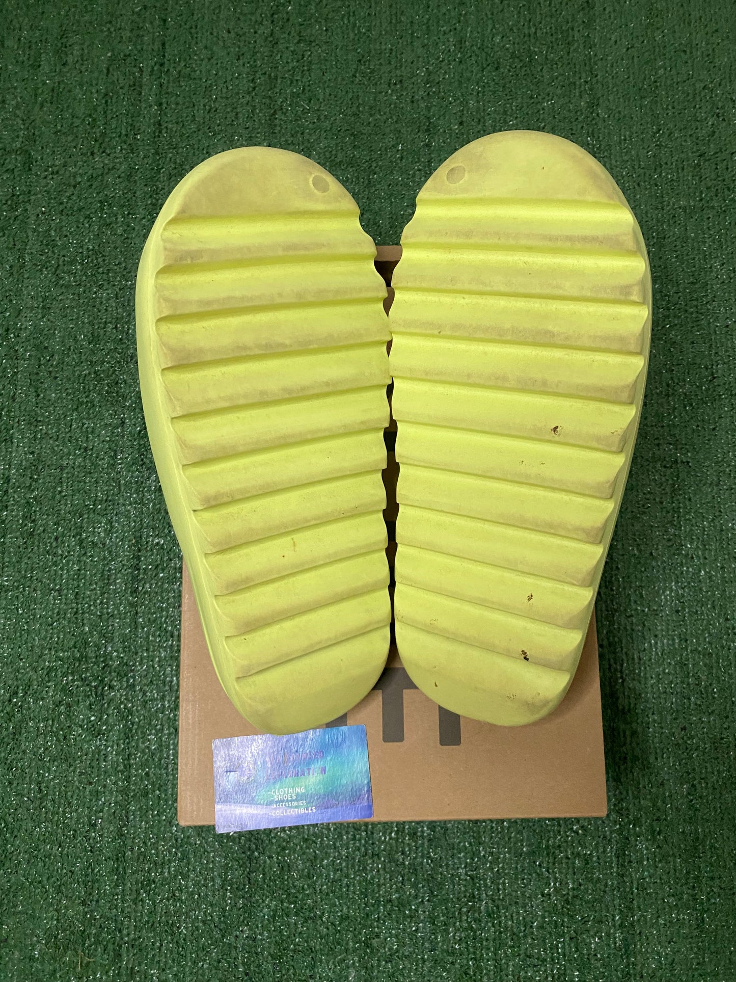 Yeezy slide “Glow” size 12men/13.5women