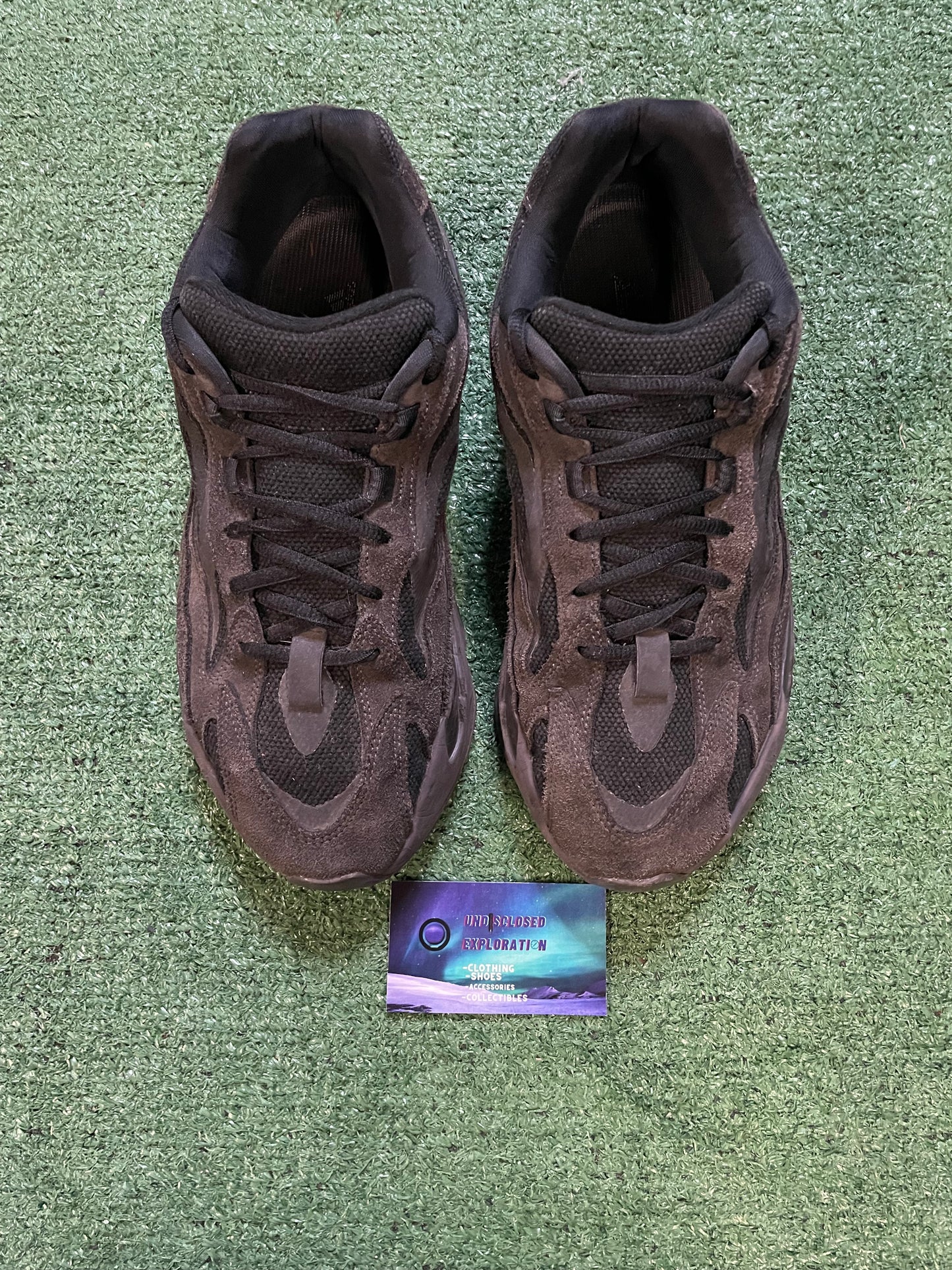 Adidas Yeezy boost 700 V2 Vanta size 11men/12.5women