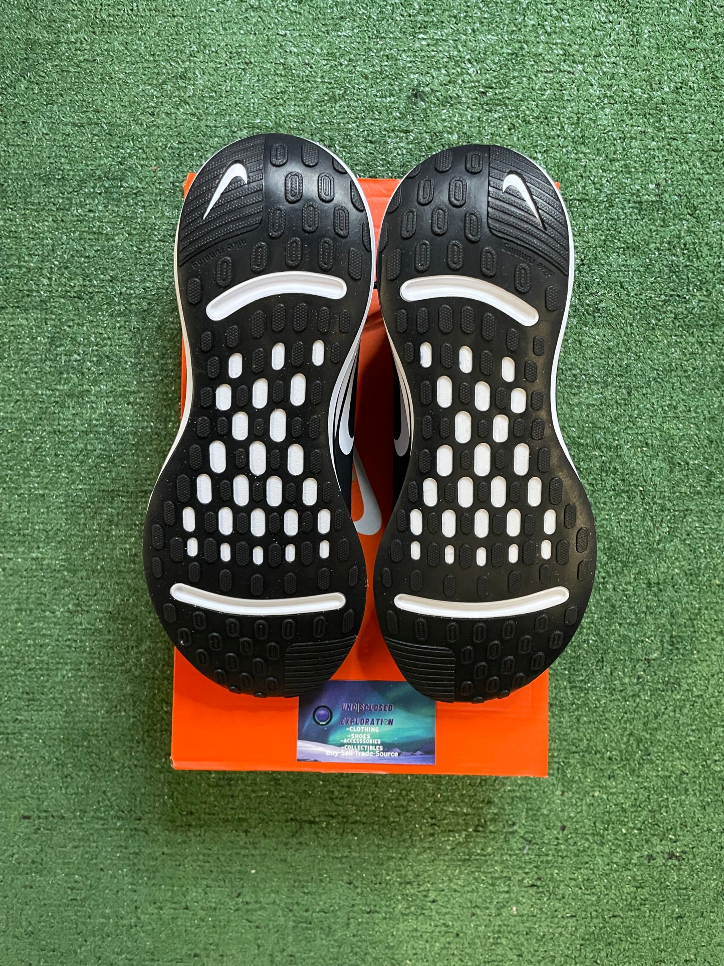 Nike Journey Run black and white