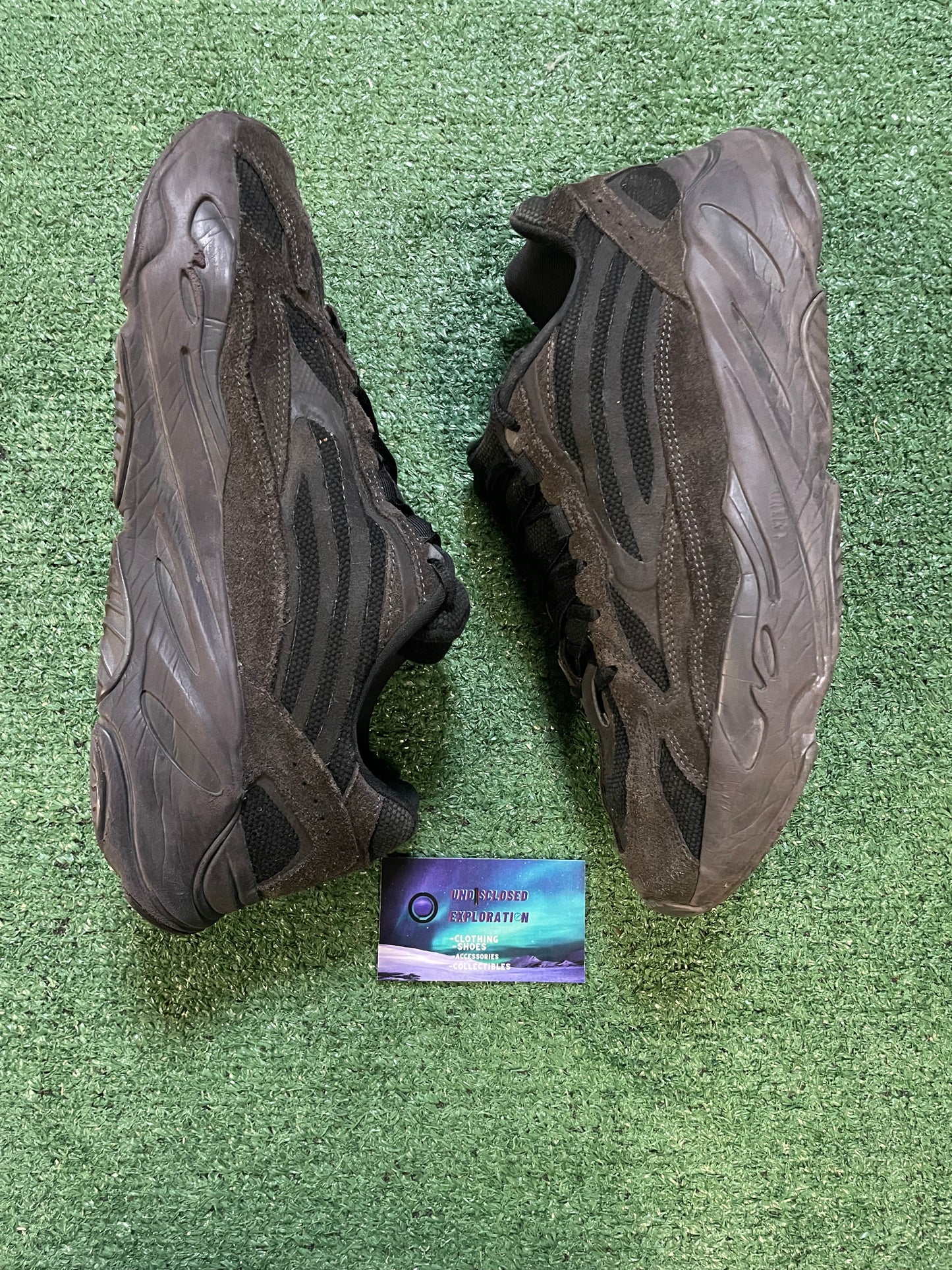 Adidas Yeezy boost 700 V2 Vanta size 11men/12.5women